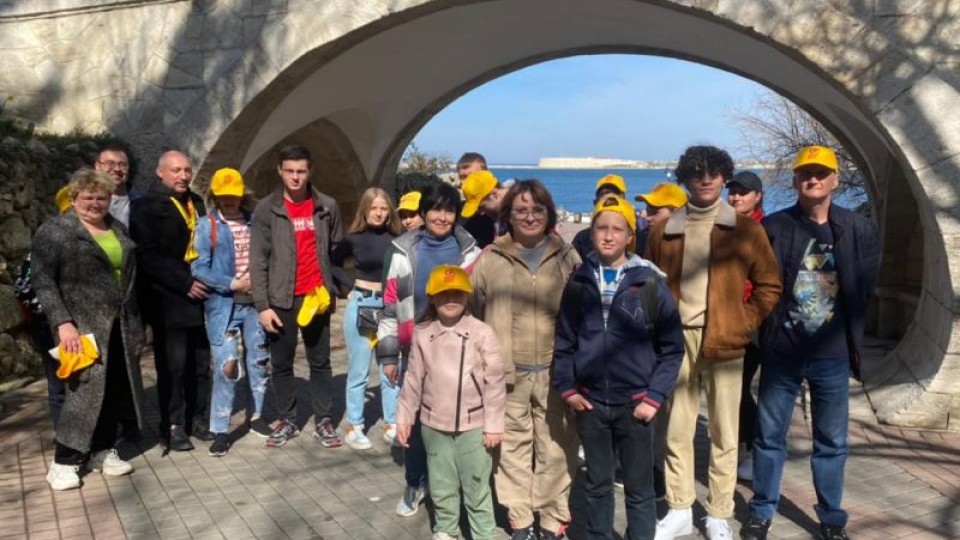 Сколько беженцев с херсона в севастополь. Изложение 8 класс по аверченко тексту упр 26. Открытки я живу в севастополе. Мои родители жили в севастополе план. Изложение с грамматическим заданием по тексту а аверченко.